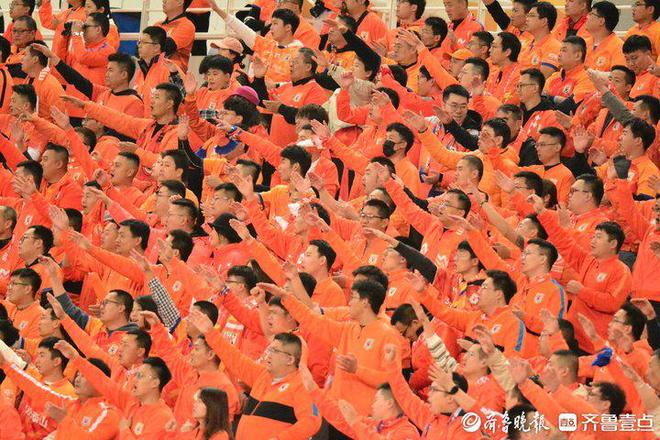 开云体育登录-球迷疯狂庆祝胜利，场面火爆令人震撼