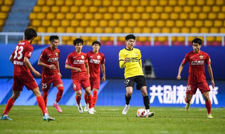 包含一名球员状态神勇，为球队赢得了关键胜利的词条