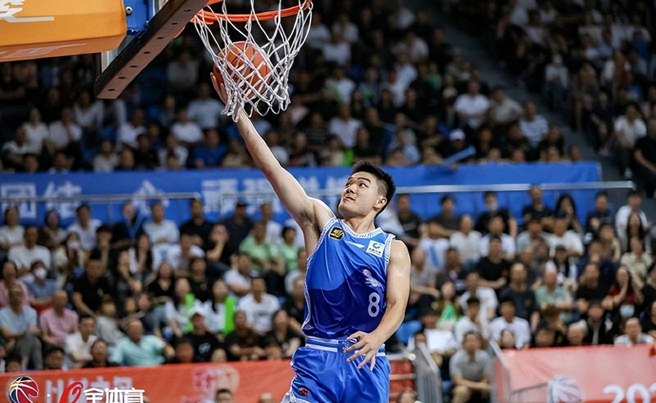 包含维拉利亚诺客场大胜，积分榜排名稳定的词条