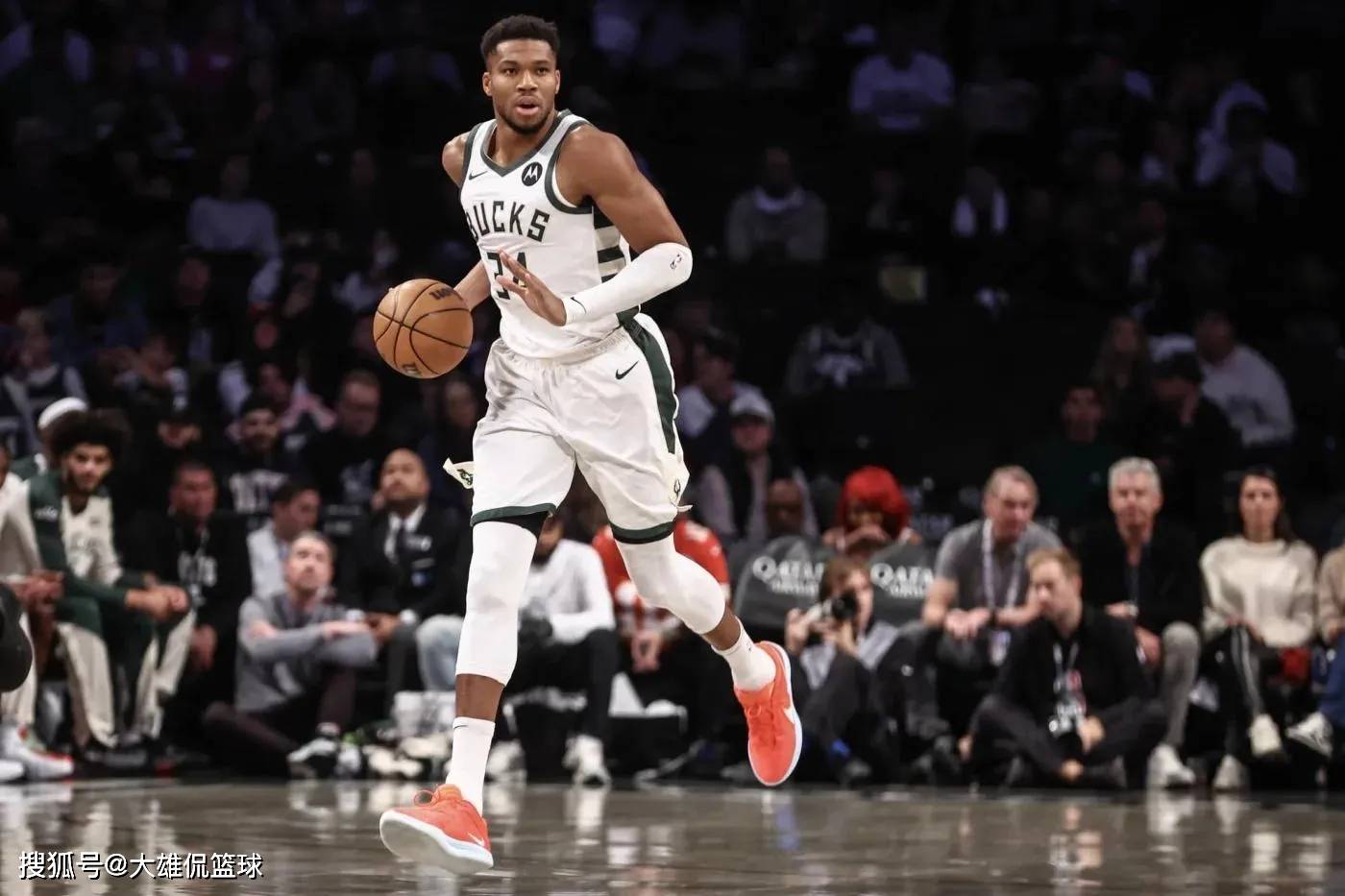 雄鹿击败步行者，字母哥表现抢眼