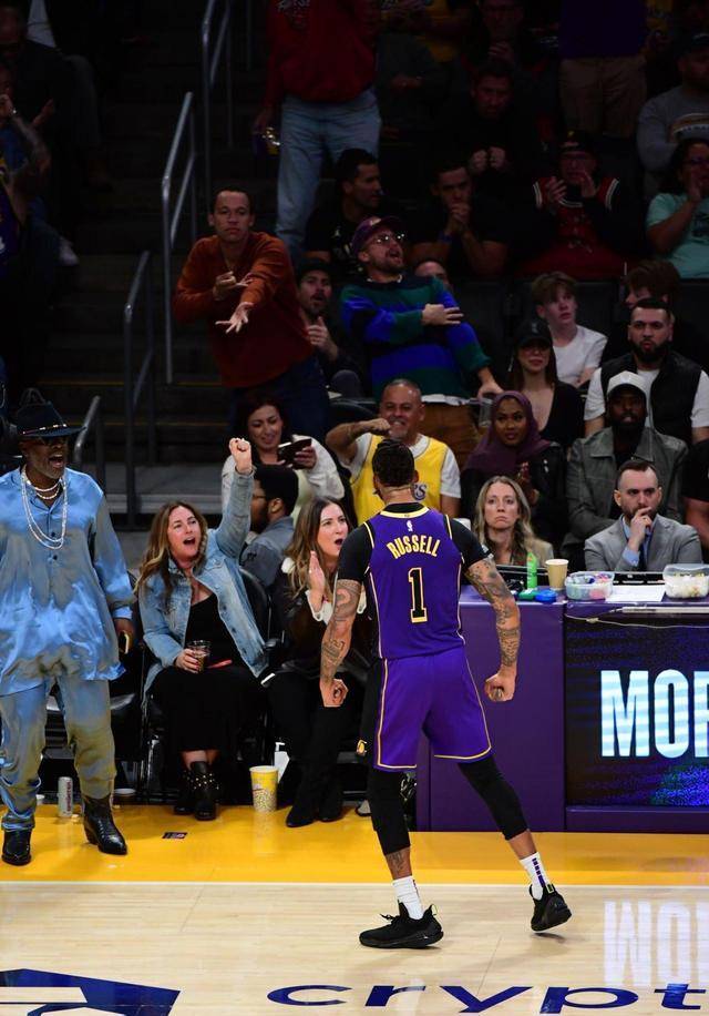 湖人球员复出赛场，助球队实现逆转