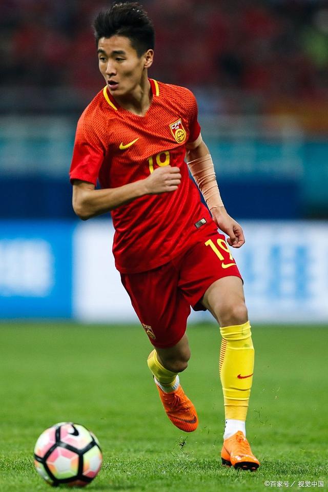 关于荷兰队技战术表现出色，稳定防线确保胜利的信息