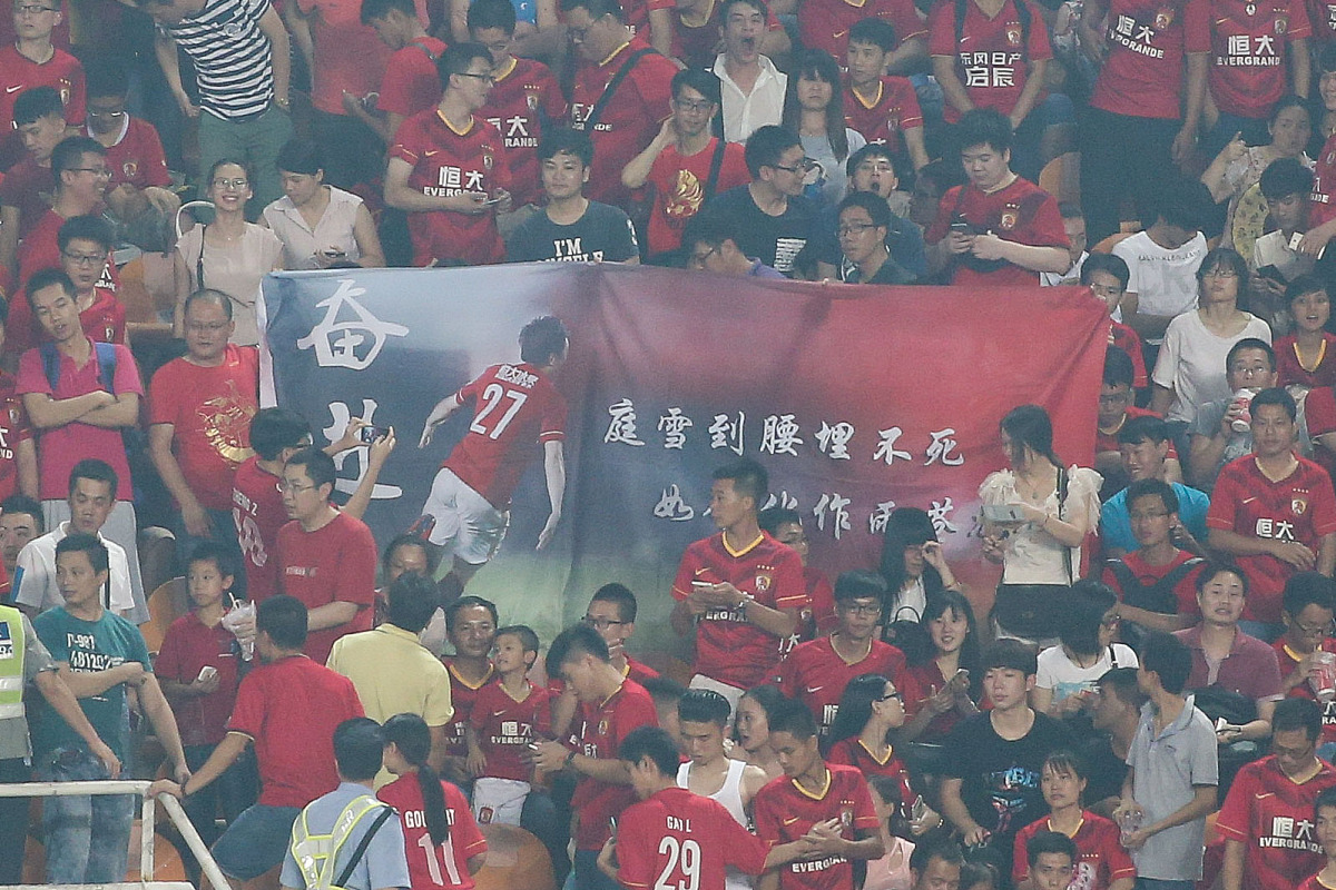 国内足球比赛火热进行，球迷斗志昂扬呐喊声不绝的简单介绍