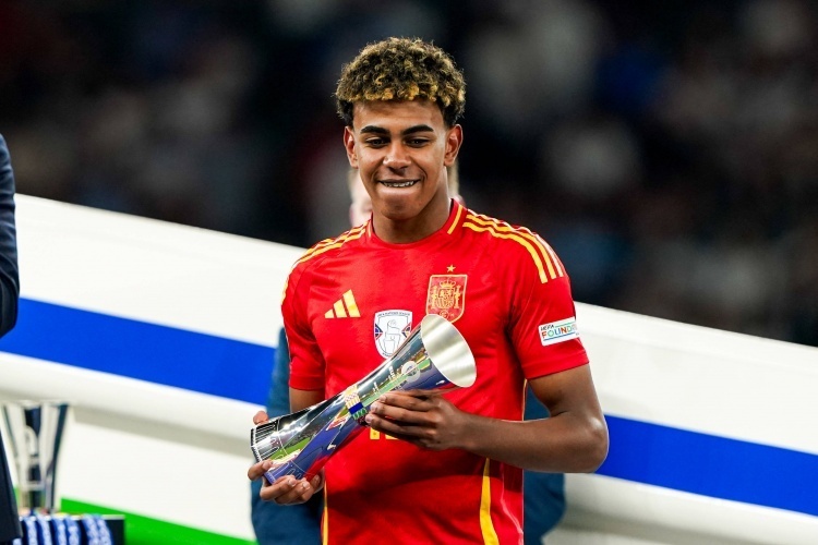 西班牙队集体发力，奋勇争夺场上每一分