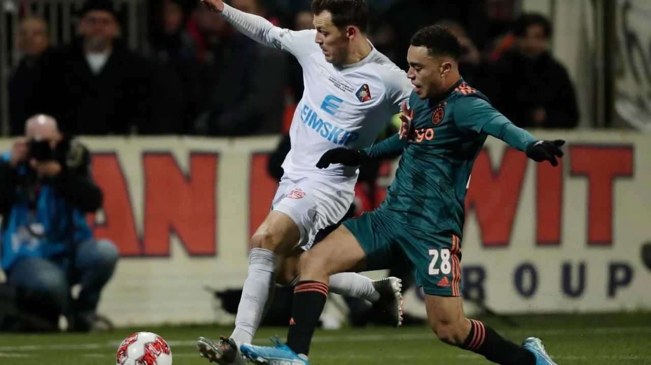 开云体育-阿贾克斯惊险晋级，小组赛惊险波折