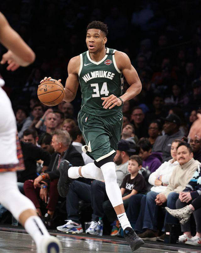 开云体育APP下载-老鹰客场惊险获胜，年轻阵容逐渐展现实力的简单介绍