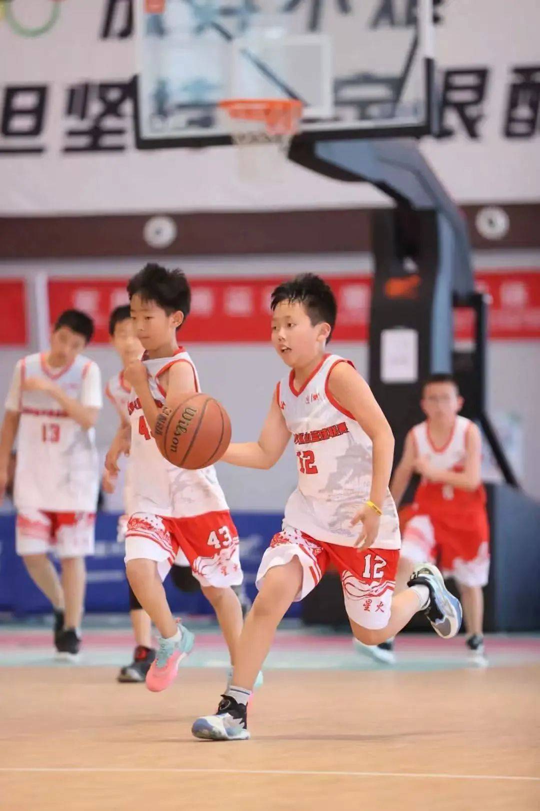 球员奋勇拼搏，篮球比赛精彩纷呈的简单介绍