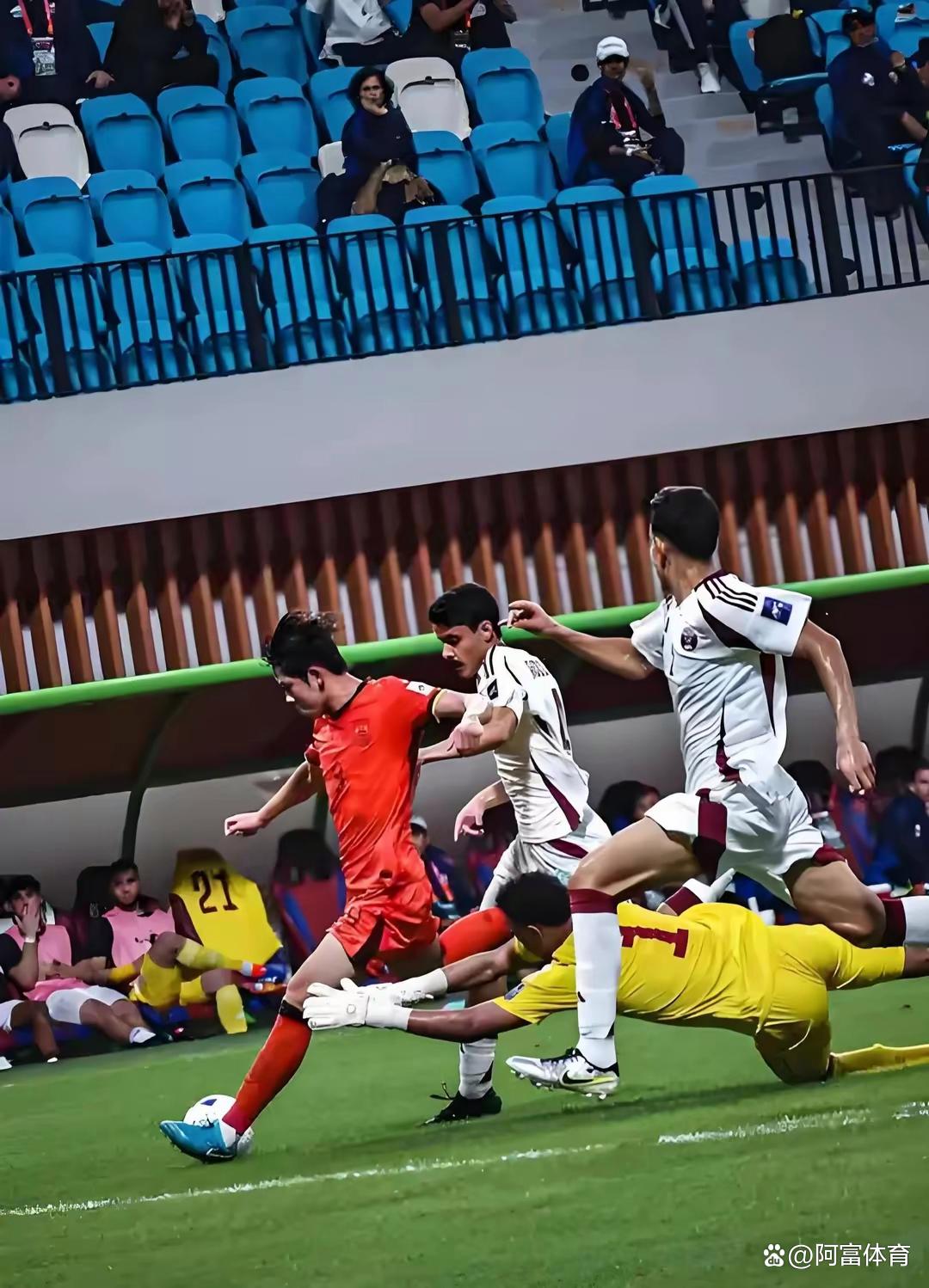 开云平台-无畏挑战：球员拼尽全力拼搏战胜对手