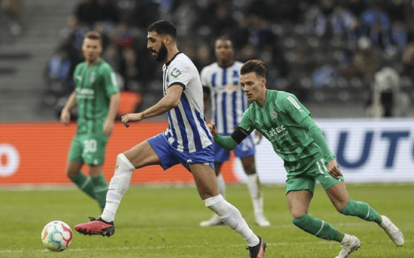 包含柏林赫塔遭遇失利，球队主帅面临压力的词条