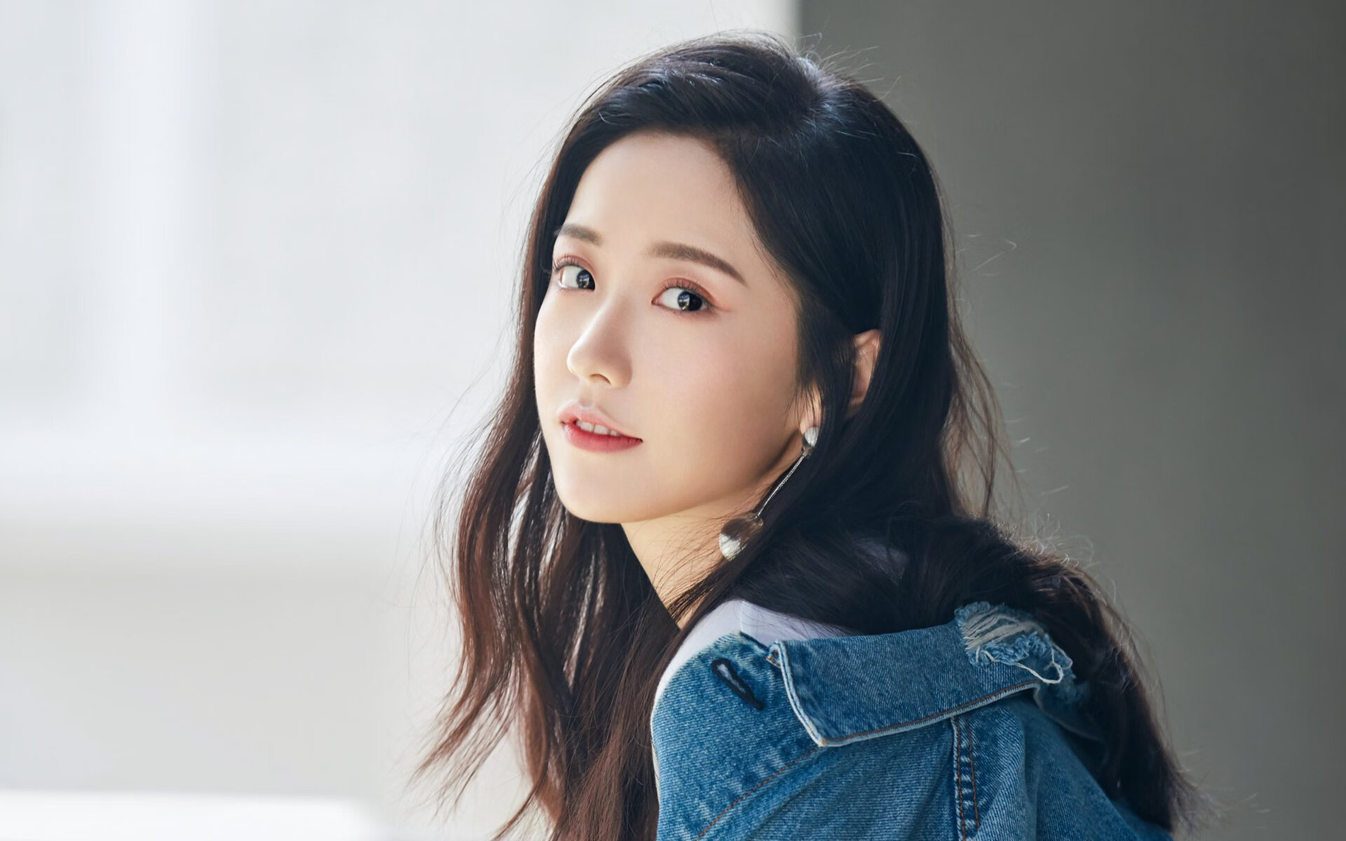 开云APP-极速启程，鏖战巅峰，F1巴林激战与洛城烽火共奏体育狂想